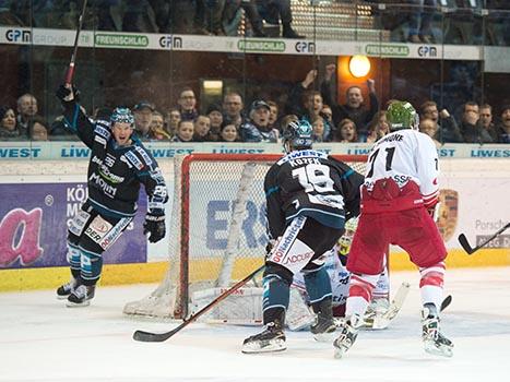 Rob Hisey, jubelt EHC Liwest Black Wings Linz vs HCB Suedtirol, 1. Viertelfinale