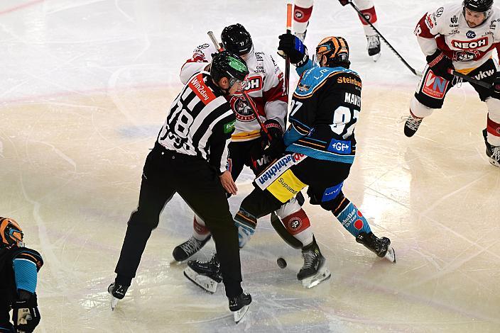 Luka Maver (Steinbach Black Wings Linz), Oliver Cooper (Pioneers Vorarlberg),   Win2Day ICE Hockey League,  Steinbach Black Wings Linz vs  Pioneers Vorarlberg,  Linz AG Eisarena 