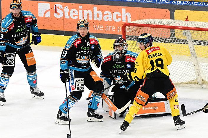 Gerd Kragl (Steinbach Black Wings Linz), Tormann Thomas Höneckl (Steinbach Black Wings Linz), Aljaz Predan (spusu Vienna Capitals)  Win2Day ICE Hockey League,  Steinbach Black Wings Linz vs Spusu Vienna Capitals,  Linz AG Eisarena 