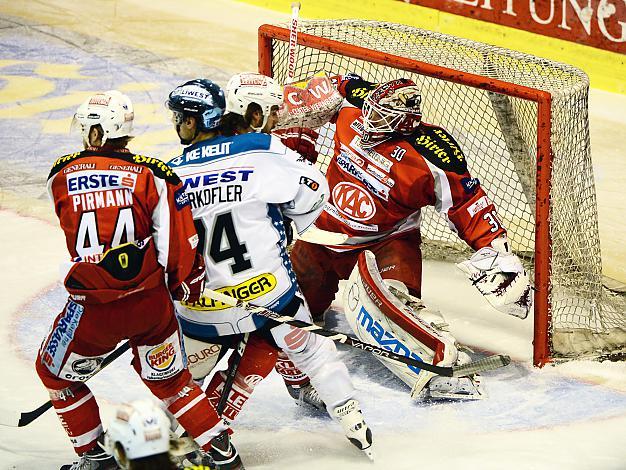Daniel Oberkofler (Liwest Black Wings Linz) und Rene Swette, Tormann (EC KAC), EC KAC vs EHC Liwest Black Wings Linz, Spiel 6, Play-Offs, Semifinale
