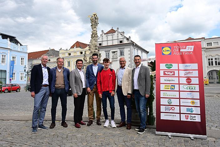 v.l. Thomas Pupp (Tour Direktor, Tour of Austria), Sportlandesrat LHStv. Udo Landbauer, MA, , Wolfgang Schwarz, Bürgermeister Mag. Harald LeopoldGeschäftsführer Ursin Haus Vinothek & Tourismusservice GmbH, Jürgen Brettschneider, LRV Präsident Niederösterreich, ⁠Ex-Radprofi Gerhard Zadrobilek (jüngster Toursieger der Geschichte)
