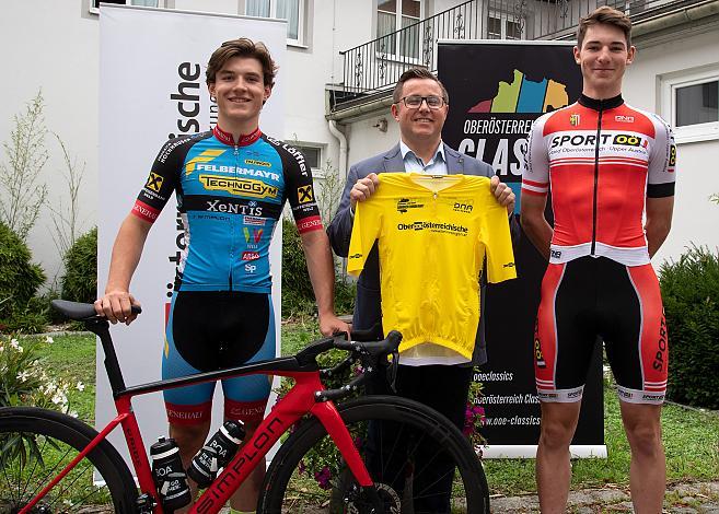 v.l. Adrian Stieger (AUT, RC ARBÖ Felbermayr Wels), Stadtrat Marchtrenk Kurt Schatzl (OÖ Versicherung), Jakob Purtscheller (AUT, Team Felbermayr Wels), Pressekonferenz, 46. Int. Keine Sorgen Oberösterreich Juniorenrundfahrt
