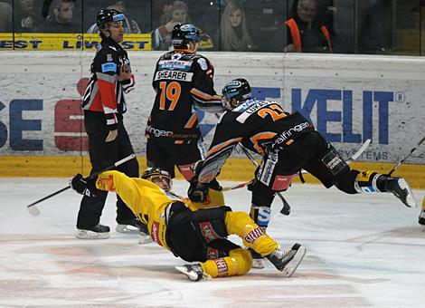 Philipp Lukas Liwest Black Wings Linz checkt Benoit Gratton EV Vienna Capitals