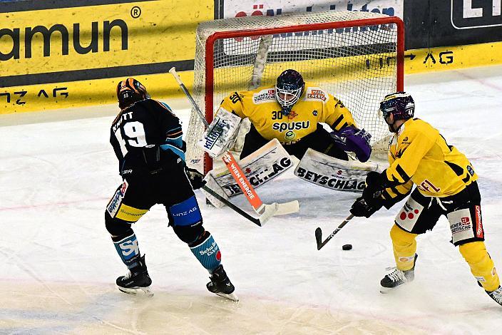 Graham Knott (Steinbach Black Wings Linz) vor Tormann Sebastian Wraneschitz (spusu Vienna Capitals)  Win2Day ICE Hockey League,  Steinbach Black Wings Linz vs Spusu Vienna Capitals,  Linz AG Eisarena 