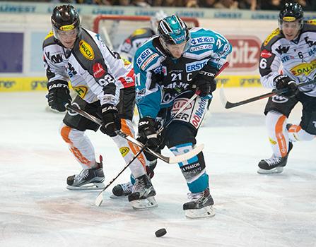 Philipp Lukas (EHC Liwest Black Wings Linz) und Stefan Haeußle (Dornbirner Eishockey Club), EHC Liwest Black Wings Linz vs Dornbirner Eishockey Club
Philipp Lukas (EHC Liwest Black Wings Linz) und Stefan HaeuÃŸle (Dornbirner Eishockey Club), EHC Liwe