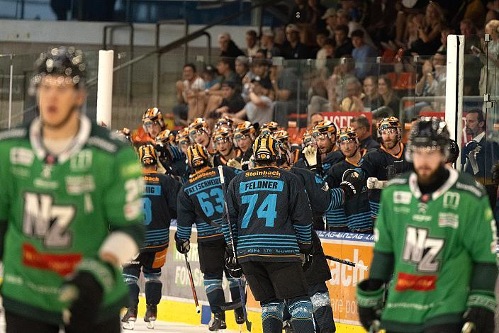 Die Steinbach Black Wings Linz feiern das Tor zum 2 zu 0 durch Emilio Romig (Steinbach Black Wings Linz) Testspiel Steinbach Black Wings Linz vs HC Nove Zamky, Linz AG Eisarena, pre season 