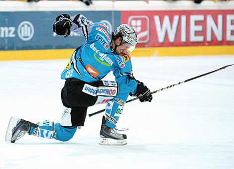 Matthias Schwab, Linz jubelt ueber das 4 zu 4; Vienna Capitals vs. Liwest Black Wings 