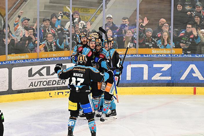 Die Steinbach Black Wings Linz feiern das Tor zum 1 zu 0,  Win2Day ICE Hockey League,  Steinbach Black Wings Linz vs EC Red Bull Salzburg,  Linz AG Eisarena