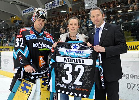 #32 Alex Westlund, Tormann, Liwest Black Wings Linz, Manager Christian Perthaler und der Matchsponsor. 