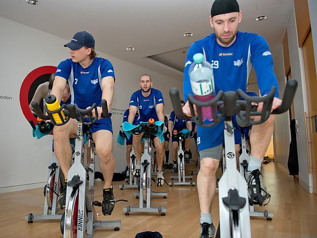 Michael Ouzas, Marc-Andre Dorion und Brian Lebler, mit dem Team der Liwest Black Wings Linz beim Spinning Training im John Harris Fitnesscenter, Liwest Black Wings Linz