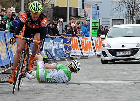 Petr Lechner, Team KTM Arboe Gebrueder Weiss Oberndorfer im Zielsprint mit Christoph Sokoll, Team Arboe Wels Gourmetfein welcher stuerzt.