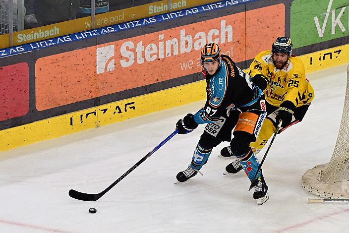 Luka Maver (Steinbach Black Wings Linz), Jeremy Gregoire (spusu Vienna Capitals)  Win2Day ICE Hockey League,  Steinbach Black Wings Linz vs Spusu Vienna Capitals,  Linz AG Eisarena 