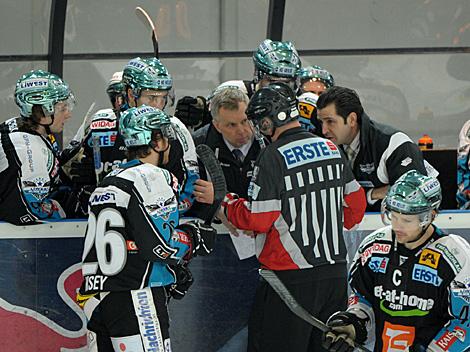 Der Schiedsrichter Wolfgang Fussi bei Linz Trainer Robert Daum, EC Red Bull Salzburg vs. EHC Liwest Black Wings Linz 