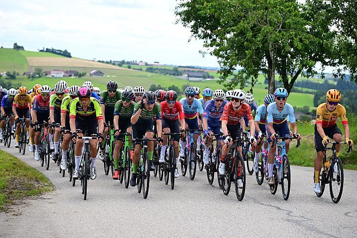 Das Peloton auf der 2. Etappe unterwegs von , Wels nach Aigen - Schlägl, 14. Int. Raiffeisen OÖ-Radrundfahrt UCI Kat. 2.2