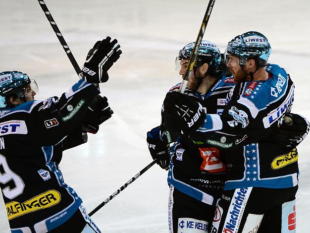 Danny Irmen jubelt (Liwest Black Wings Linz) und (EC VSV), EHC Liwest Black Wings Linz vs EC VSV, Play-Offs, Viertelfinale 