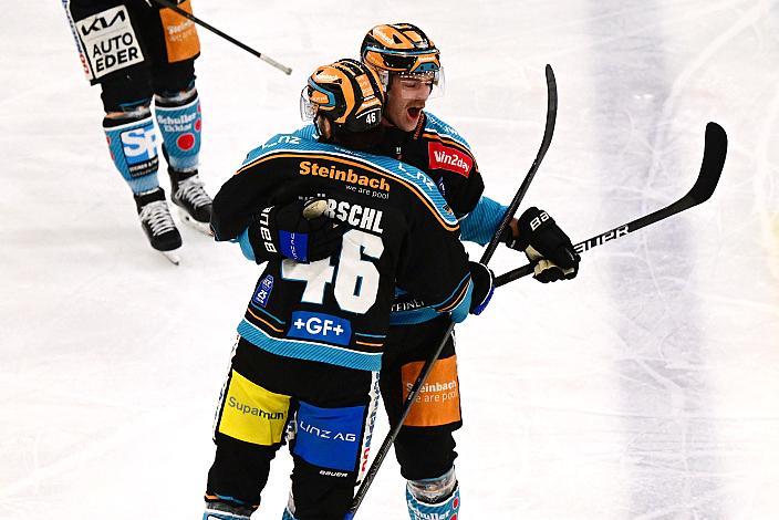 Logan Roe (Steinbach Black Wings Linz) und Niklas Würschl (Steinbach Black Wings) feiern das 1 zu 0,  Win2Day ICE Hockey League,  Steinbach Black Wings Linz vs EC Red Bull Salzburg,  Linz AG Eisarena 