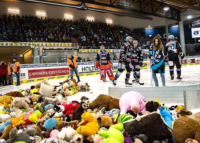 Teddy Bear Toss nach 45 Sekunden in der Linzer Eishalle, TorschÃ¼tze Rick Schofield (EHC Liwest Black Wings Linz)