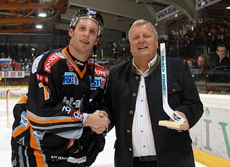Liwest Black Wings Linz Spieler des Abends Gregor Baumgartner und Spielsponsor Hans Eder.