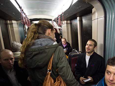 Mike Ouellette, EHC Liwest Black Wings Linz mit Fans in der Strassenbahn.