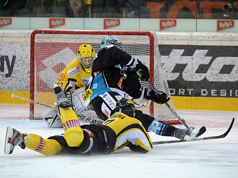 Jon Insana, Vienna Capitals stellt Justin Keller, Linz das Bein, UPC Vienna Capitals vs EHC Liwest Black Wings, Play Off -Viertelfinale, Spiel 2