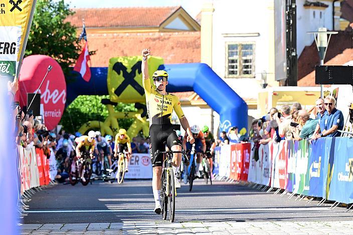Sieger Henry Hobbs (GBR, Team Visma - Lease a Bike Development Team), Zieleinfahrt in Reichersberg 2. Etappe Eferding - Reichersberg, Oberösterreich Rundfahrt