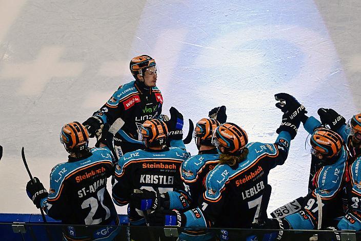 Niklas Bretschneider (Steinbach Black Wings Linz) feiert an der Bande,  Win2Day ICE Hockey League,  Steinbach Black Wings Linz vs HC Pustertal Wölfe,  Linz AG Eisarena 