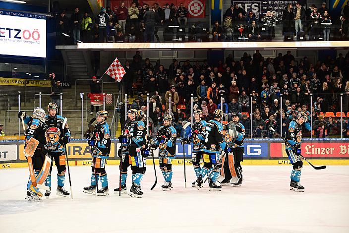 Das Team der Steinbach Black Wings Linz feiern den Heimsieg über die Bozner. Win2Day ICE Hockey League,  Steinbach Black Wings Linz vs  HCB Südtirol Alperia,  Linz AG Eisarena 