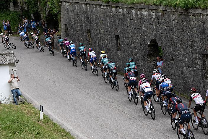 Peleton im Anstieg Primolano Stage 18, Borgo Val Sugana - Treviso, 105. Giro d Italia, UCI Worl Tour