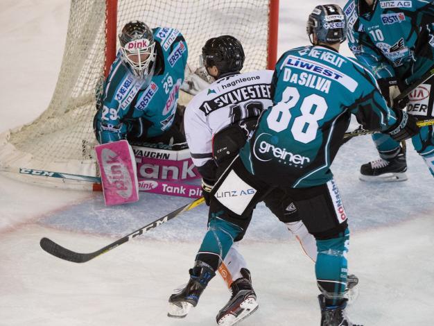 Tormann Michael Ouzas (EHC Liwest Black Wings Linz) und Dustin Sylvester (Dornbirner Eishockey Club) EHC Liwest Black Wings Linz vs Dornbirner Eishockey Club