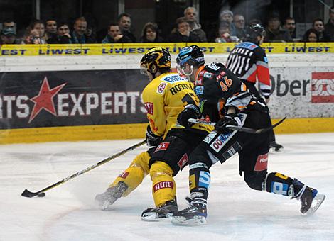 Christoph Ibounig Liwest Black Wings Linz verfolgt David Rodman EV Vienna Capitals