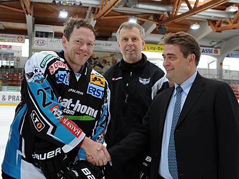 Die neu Verpflichtung der Linzer fuer die Verteidigung, der Schwede Jan-Axel Alavaara mit Karl Egger, Fa Kelit und Trainer Robert Daum