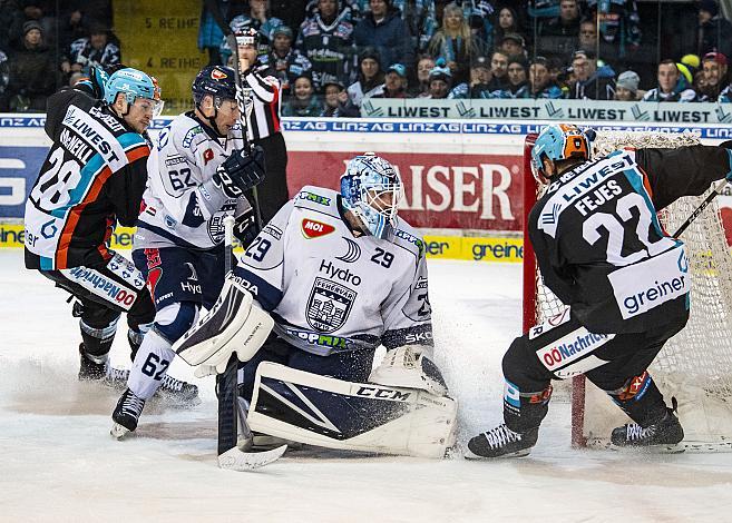 Im Bild: Tormann Michael Ouzas (Hydro Fehervar AV 19), Hunter Fejes (EHC Liwest Black Wings Linz),  Eishockey,  EHC Liwest Black Wings Linz vs Hydro Fehervar AV 19