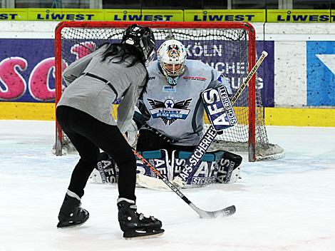 Die Preistraeger des Liwest Black Wings Linz Gewinnspiels beim Training mit Alex Westlund, Philipp Lukas, Gregor Baumgartner