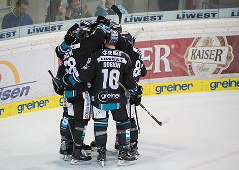 Linz feiert ein Tor von Brian Lebler EHC Liwest Black Wings Linz vs Fehervar AV 19