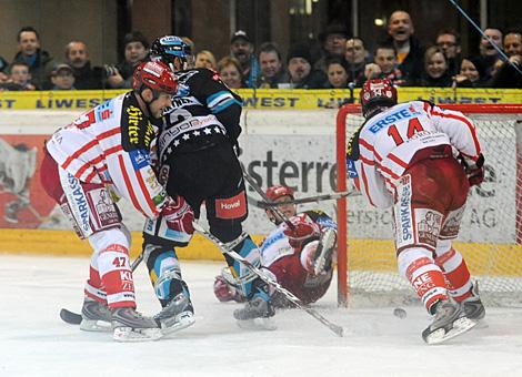 #79 Gregor Baumgartner, Stuermer, EHC Liwest Black Wings Linz trifft zum 4 zu 2 fuer Linz.