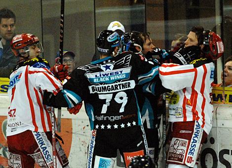 #21 Philipp Lukas, Stuermer, EHC Liwest Black Wings Linz und die #25 Kirk Furey, KAC mit unterschiedlicher Meinung.