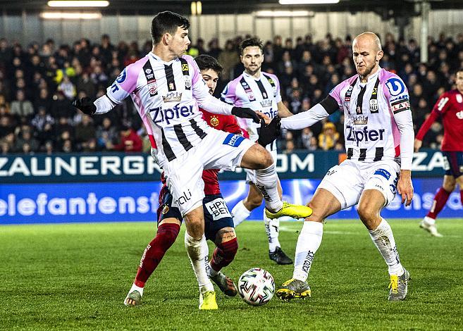 Im Bild: Peter Michorl (LASK), Taxiarchis Fountas (SK Rapid Wien), Gernot Trauner (LASK Linz)  Fussball LASK vs SK Rapid