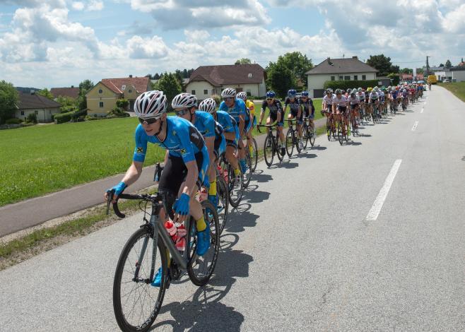 Daniel Lehner (AUT, Team Felbermayr Simplon Wels) an der Spitze des Feldes 