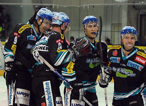 Die Black Wings feiern den Treffer von der #74 Daniel Oberkofler, Liwest Black Wings Linz, zum 2 zu 0.