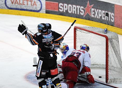 Gregor Baumgartner Liwest Black Wings Linz jubelt ueber das Tor zum 2 zu 3 vs EC Red Bull Salzburg