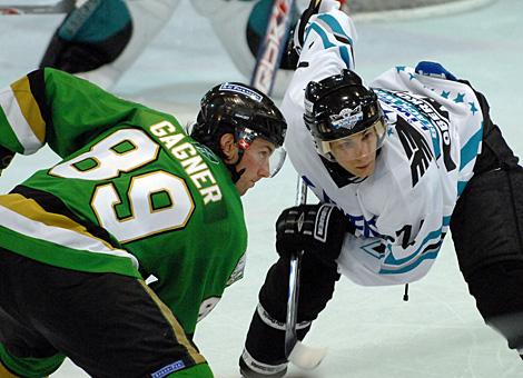 NHL Profi Sam Gagner, Ontario Knights und der Linzer Daniel Oberkofler vor dem Bully. 