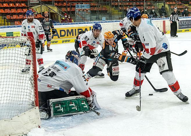 Stefan Gaffal (Steinbach Black Wings 1992) vor Tormann Tom McCollum (HC Tiwag Innsbruck - Die Haie) , Steinbach Black Wings 1992 vs HC TWK Innsbruck  , Eishockey, Bet at Home ICE Hockey League