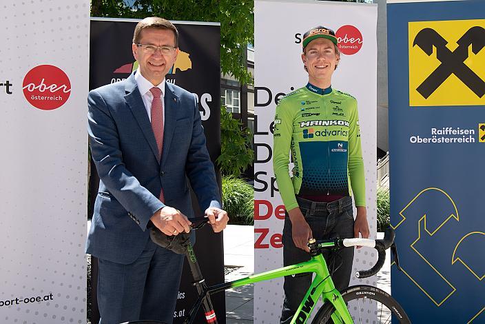 Wirtschafts- und Sport-Landesrat Markus Achleitner (Oberösterreich), Daniel Eichinger (AUT, Hrinkow Advarics Cycleang Team),  Pressekonferenz Int. Raiffeisen Oberösterreich Rundfahrt (UCI Kat. 2.2)