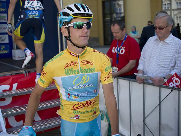 #68 Kevin Seeldraeyers, BEL, Astana Pro Team der Gesamtfuehrende im gelben Trikot am Start in Innsbruck