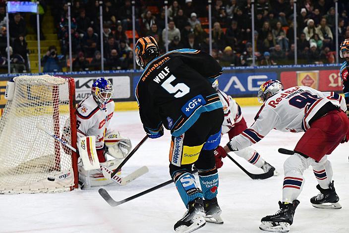 Tormann Atte Tolvanen (EC Red Bull Salzburg), Raphael Wolf (Steinbach Black Wings Linz)  Win2Day ICE Hockey League,  Steinbach Black Wings Linz vs EC Red Bull Salzburg,  Linz AG Eisarena 