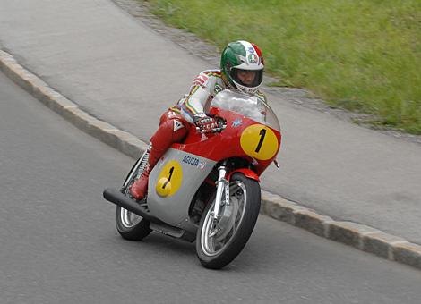 Motorrad Weltmeister Giacomo Agostini, auf seiner MV Agusta.