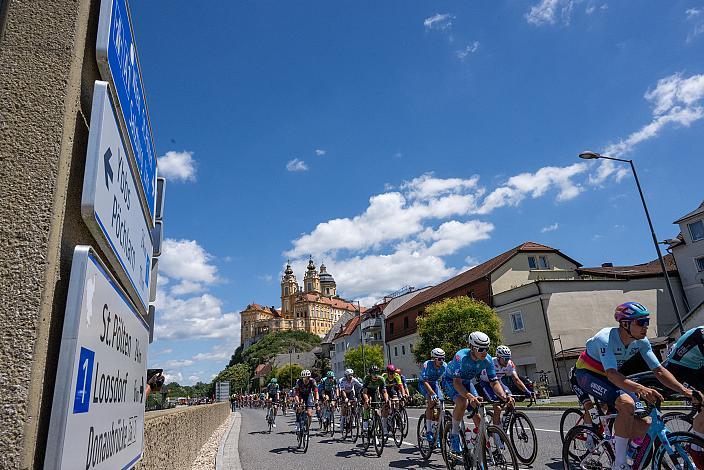 Das Peleton vor dem Stift Melk mit Stefan Kovar (AUT, Hrinkow Advarics) 73. Tour of Austria, ME 2.1 1. Etappe  Maria Taferl - Steyr 184,5 km