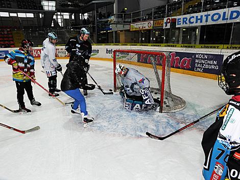 Die Preistraeger des Liwest Black Wings Linz Gewinnspiels beim Training mit Alex Westlund, Philipp Lukas, Gregor Baumgartner