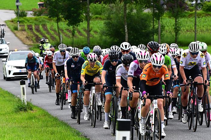 Das Peleton mit dem gelben Trikot Nikola Bajgerova (CZE, MAT Atom Deweloper Wroclaw) Amstetten. 3. Etappe Sportland NOE WOMENS  KIDS Tour