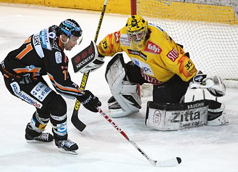 Pat Leahy Liwest Black Wings Linz vor Frederic Cassivi, EV Vienna Capitals